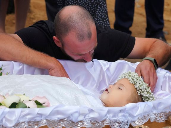 Rakev se čtyřletou Lizou během pohřbu. 