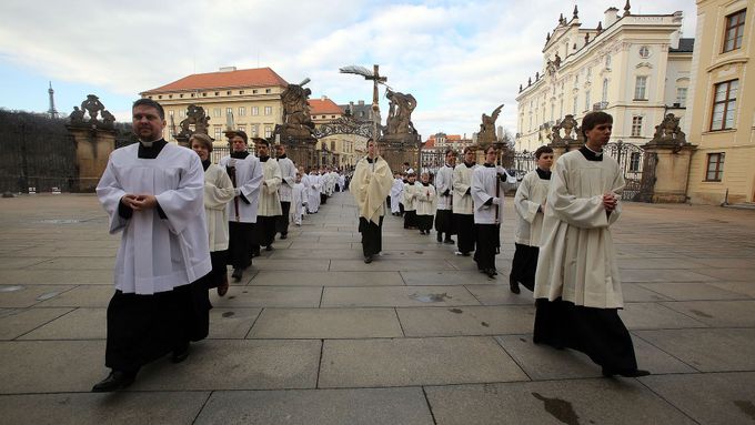 Foto: Arcibiskup si svolal kněze, v pražské katedrále světili oleje. Křesťané slaví Zelený čtvrtek
