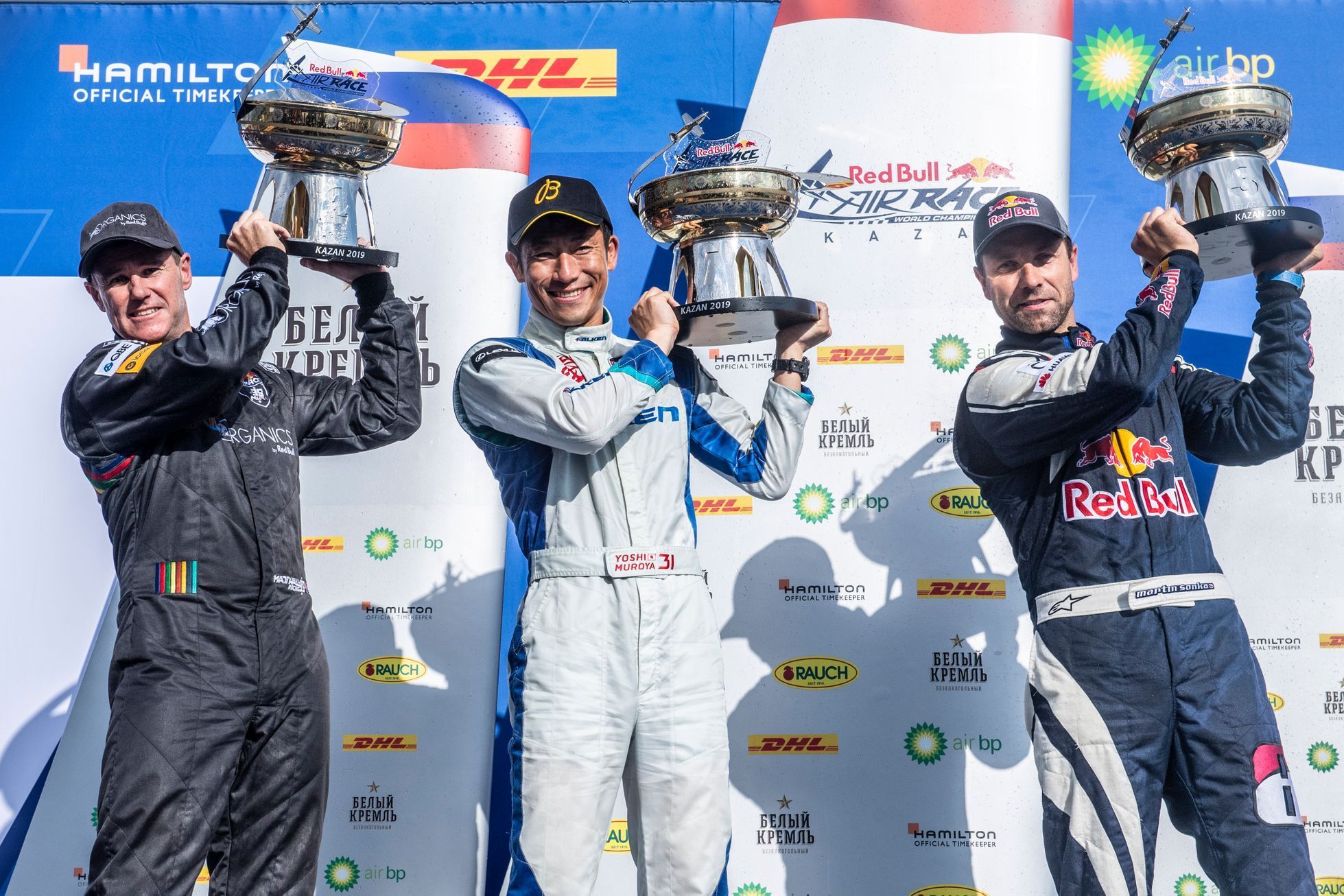 Matt Hall, Jošihide Muroja a Martin Šonka v závodě Red Bull Air Race v Kazani 2019