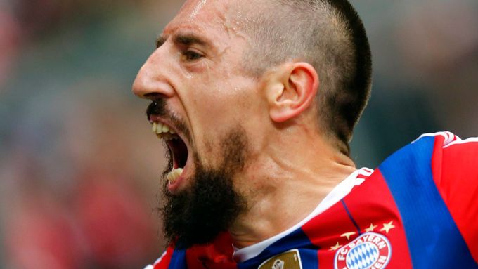 Video: Fanoušek napadl šálou Francka Ribéryho