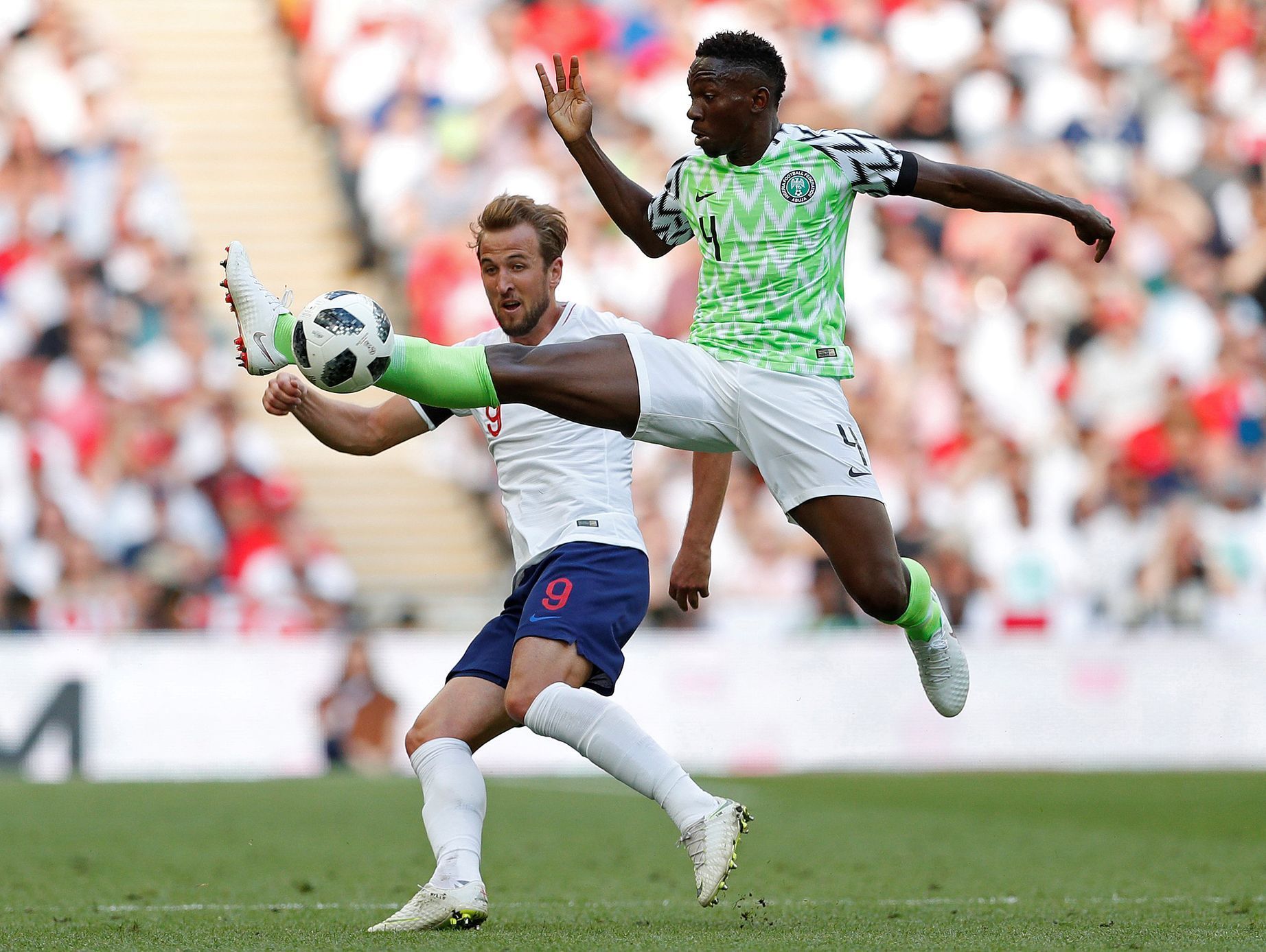 fotbal, příprava na MS 2018, Anglie - Nigérie, Kenneth Omeruo a Harry Kane