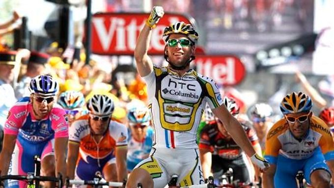 Mark Cavendish slaví vítězství v osmnácté etapě Tour de France