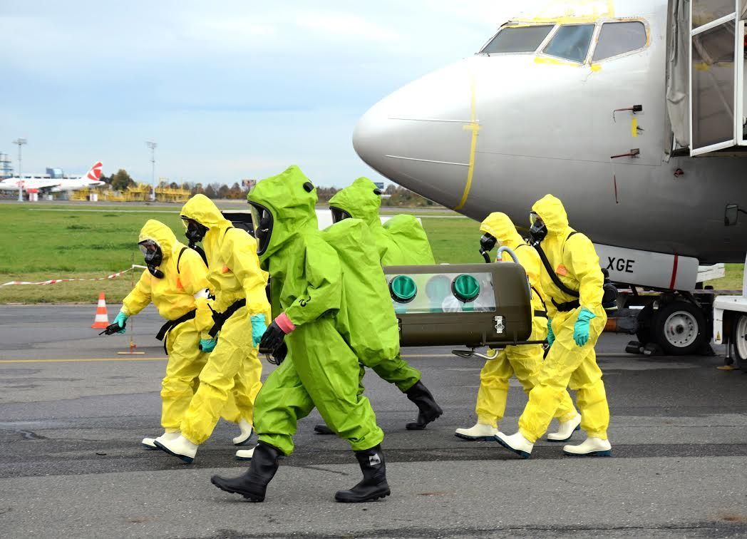 Nácvik přepravy cestujícího infikovaného ebolou na letišti Václava Havla