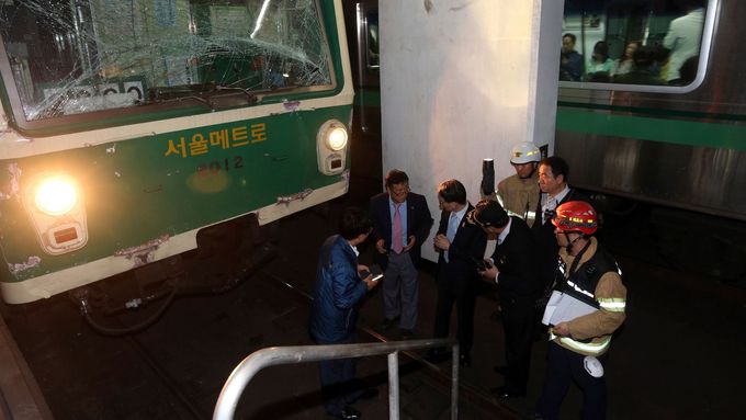 V Soulu se srazily dva vlaky metra.