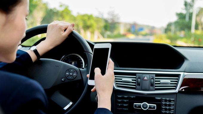 Více než třetina českých řidičů se při řízení věnuje víc mobilu.