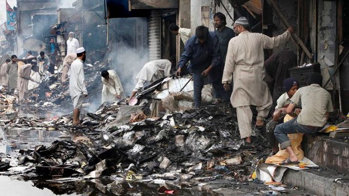 Místo výbuchu v Karáčí.