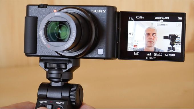 Nový fotoaparát pro youtubery a vlogery: Sony ZV-1