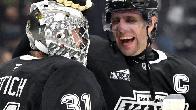 David Rittich a Anže Kopitar po vítězství Kings