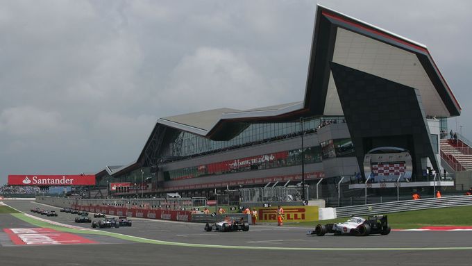 Dominantou okruhu v Silverstone je nová startovní a cílová rovinka s impozantním komplexem boxů.