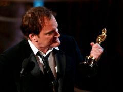 Quentin Tarantino se soškou za nejlepší původní scénář k filmu Nespoutaný Django.