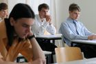 Matematiku letos zvládlo více maturantů než loni, v češtině se studenti zhoršili
