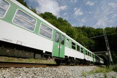 Srážka vlaku s autem zastavila na Znojemsku provoz na železnici. Jeden člověk je zraněný