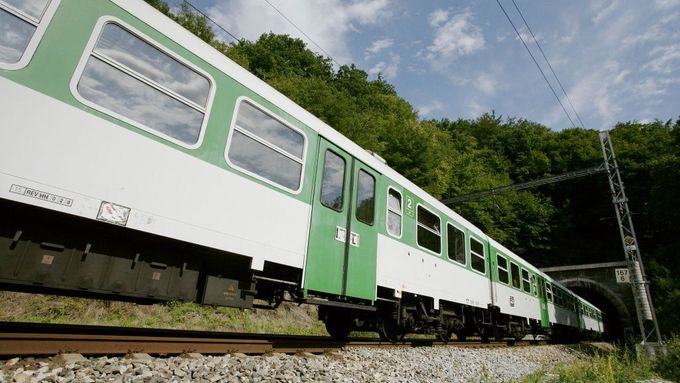 Provoz vlaků mezi Kolínem a Zábořím je ve čtvrtek ráno omezen. (Ilustrační foto)