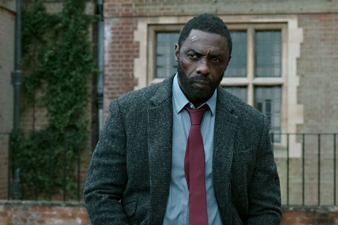 Idris Elba jako geniální londýnský detektiv ve filmu Luther: Pád z nebes z roku 2023.