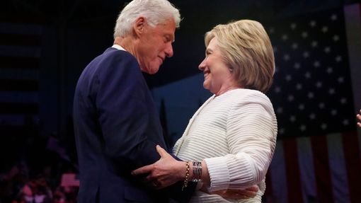 Hillary Clintonová se objímá se svým manželem Billem krátce poté, co se označila za vítězku demokratického souboje o prezidentskou nominaci.