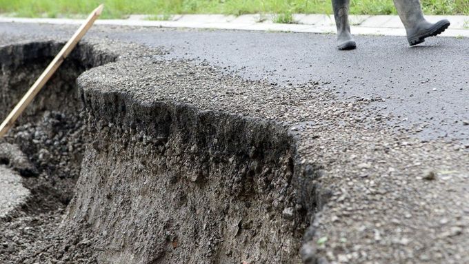 Rychlost sesuvu se v posledních hodinách zpomalila. "Od včerejšího večera do přibližně desáté hodiny dopoledne stráň poklesla pouze o 12 cm. Před tím jsme zaznamenávali až 4cm za hodinu," říká starosta. Na místě je geolog, který řeší situaci. Podle starosty je potřeba především vymyslet plán do budoucna, tedy jak sesuv zcela zastavit.