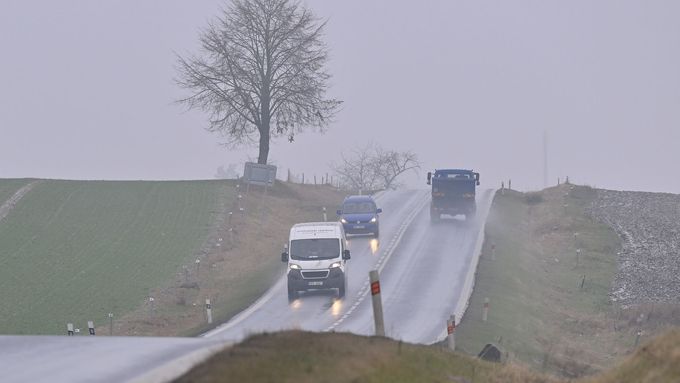Mlha, déšť se sněhem a mokrá silnice na Horažďovicku, 25. listopadu 2025, Horažďovice.