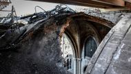 Notre-Dame tři měsíce po požáru, poničená klenba