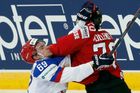 Hned v prvním zápase skupiny B světového šampionátu v Minsku si hokejisté Ruska a Švýcarka vůbec nic nedarovali. Alexander Burmistrov (vlevo) si to na "férovku" rozdal s Denisem Hollensteinem.