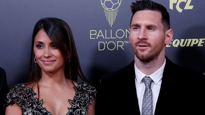 Antonella Roccuzzová mohla být na manžela pyšná. Lionel Messi dostal rekordní šestý Zlatý míč.