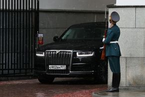 Putin se ukázal v modernizované limuzíně. Vyrábět půjde sotva, píše ruský tisk