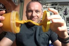 Jak si tohle dá na chleba? Kanadský astronaut baví medem ve vesmíru