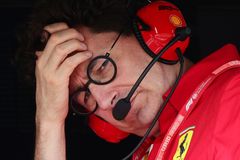 Komentář: Šéf týmu Ferrari proklíná osud, vina za kiksy a zmatky ale padá na něj
