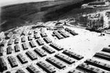 Buchenwald byl jedním z největších koncentračních táborů na německém území. Mezi červencem 1937 a dubnem 1945 tu nacisté věznili a mučili 266 tisíc lidí, více než pětina z nich nepřežila. Na snímku je poválečný pohled na tábor, který se nacházel nedaleko durynského Výmaru na východě dnešního Německa.