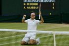 Federer vyhrál posedmé na Wimbledonu. Vyrovnal se Samprasovi