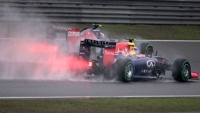Prohlédněte si fotografie z deštivé kvalifikace na Velkou cenu Číny formule 1, kterou vyhrál Lewis Hamilton v Mercedesu.