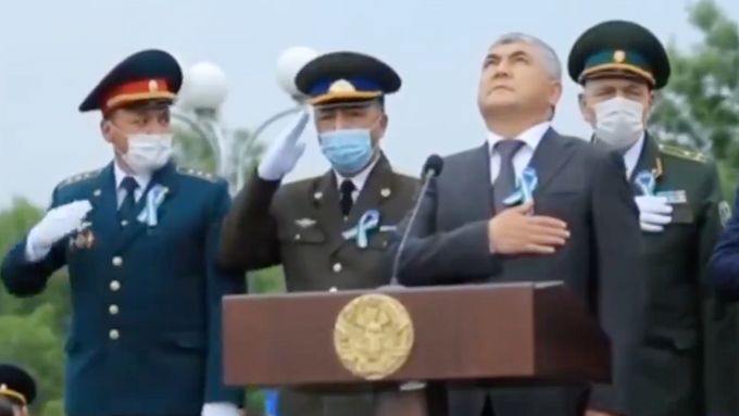 Povedený komediální skeč připomínalo chování uzbeckých armádních důstojníků při oficiální svátku Dne paměti.