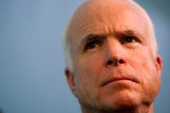 McCain zvažuje přesunutí sjezdu. Důvodem je hurikán