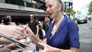 Helen Mirren v zajetí lovců autogramů