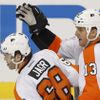 Český hokejista Jaromír Jágr a Pavel Kubina z Philadelphia Flyers slaví gól během utkání NHL.