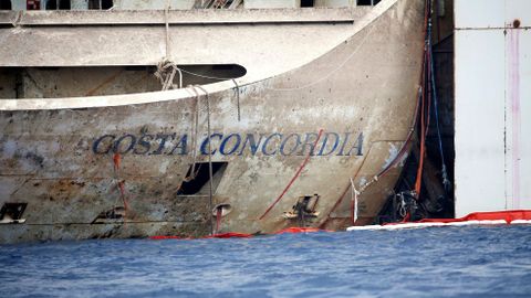 Poslední cesta lodi Costa Concordia. Do šrotu.