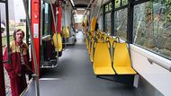 Tříčlánková jednosměrná tramvaj pro 292 cestujících. První prototyp vybaven třemi typy sedaček. Žluté z plastu.