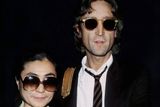 Hudebník John Lennon získal 12 milionů dolarů.