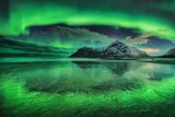 Andreas Ettl: Světelný kruh. Snímek zachycuje polární záři nad pláží Skagsanden na Lofotských ostrovech. Druhé místo v kategorii Polární záře.