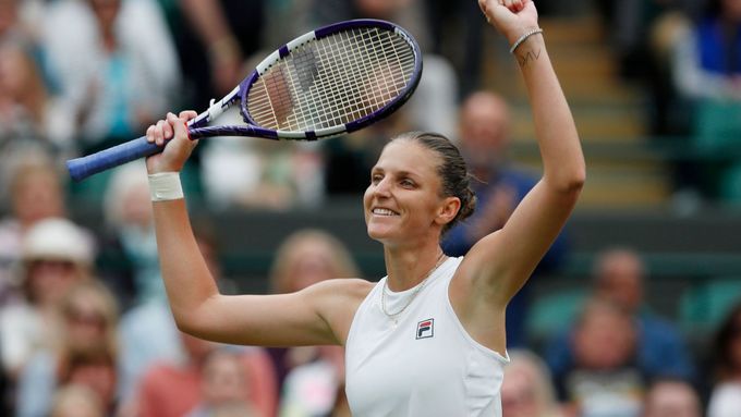 Karolína Plíšková slaví postup do finále Wimbledonu.