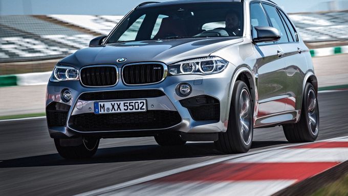 BMW X5 M si řekne o 11,1 litru benzinu na 100 km. Dalších 27 aut na českém trhu si ale řekne o větší příděl paliva.