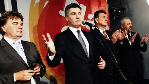 Předseda SDP a kandidát na premiéra Zoran Milanovič (druhý zleva) slaví s kolegy ze sdrážení Kukuriku volební vítězství