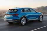 Audi by mělo na svém stánku ukázat také své první čistě elektrické SUV e-tron. To, ač to na první pohled nevypadá, je s délkou 4,9 metru a rozvorem 2,93 metru velkým kusem auta. Dva elektromotory v útrobách vozu dávají maximálně 300 kW, dojezd je papírově 400 km. Cena vozu by měla být někde na úrovni dvou milionů korun.