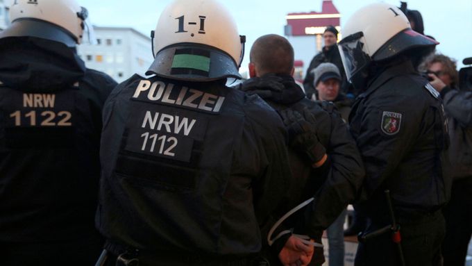Policie v Kolíně nad Rýnem zatýká jednoho ze stoupenců hnutí Pegida.