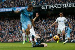 Gabriel Jesus zařídil dvěma góly výhru Manchesteru City, Leicester už je jen bod od sestupové pozice