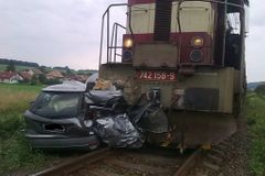 Při srážce auta s vlakem u Záhorovic zahynul chlapec