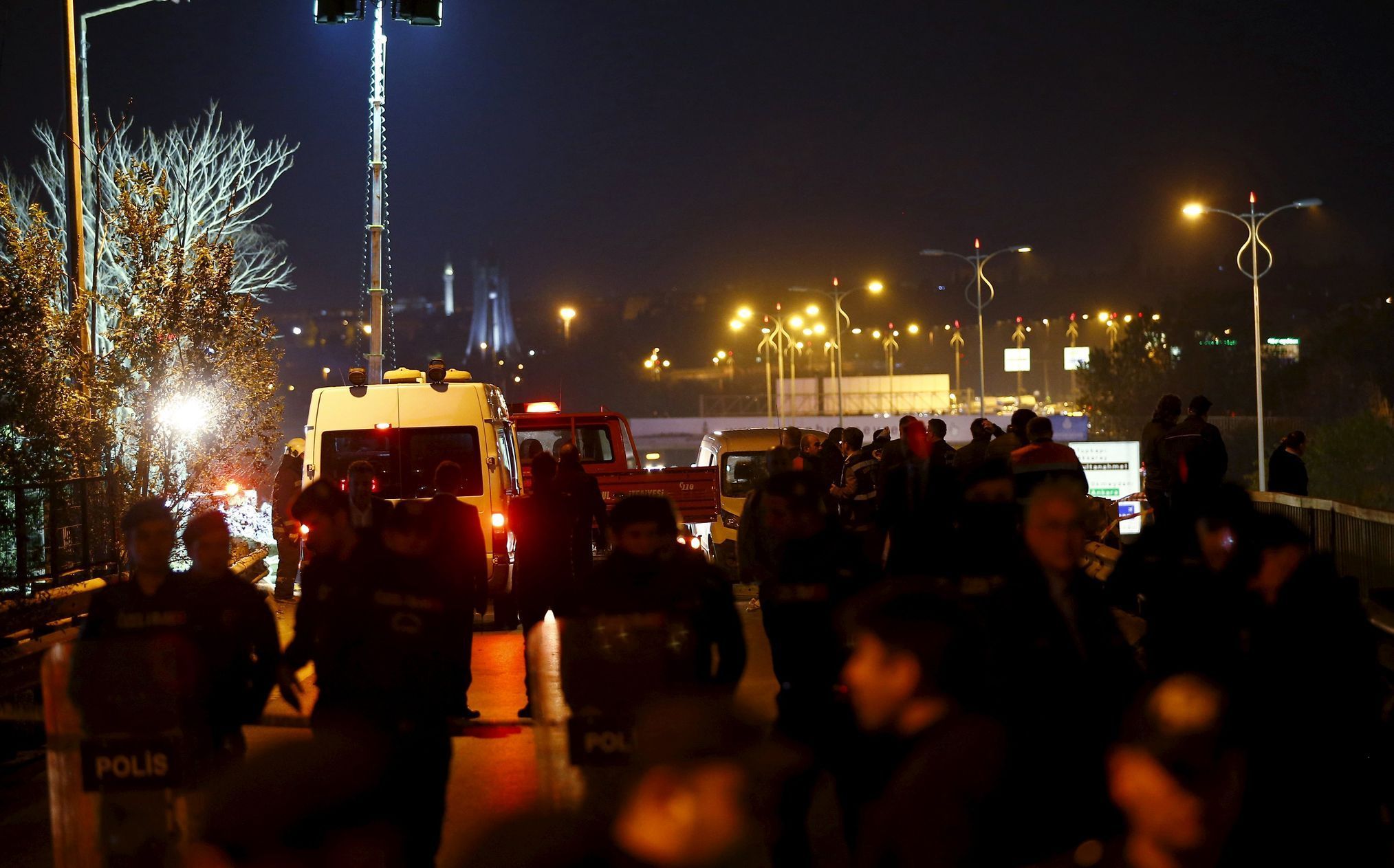 Turecko Istanbul výbuch Riot police secure a blast scene in Istanbul, Turkey