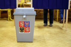 Volit je pro Čechy těžší než pro jiné. Voličský průkaz řeší jen něco, hlasovat na dálku možné není