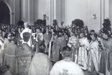 Svěcení chrámu sv. Cyrila a Metoděje, vpravo Vladimír Petřek, zády uprostřed v bílém rouchu biskup Gorazd.
