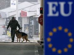 Bulharský celník se psem na hraničním přechodu mezi Bulharskem a Řeckem. Od 1.ledna už to bude přechod mezi dvěma členy Evropské unie.