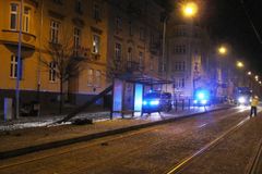 Auto najelo v Plzni na zastávku tramvaje